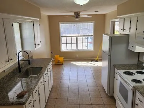 Deluxe Lake Apartments