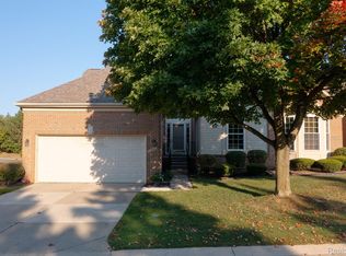 1260 Churchill Cir, Rochester, MI 48307