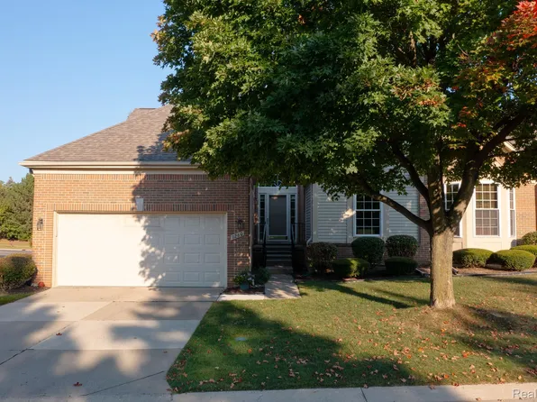 1260 Churchill Cir, Rochester, MI 48307
