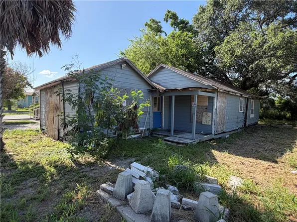 641 W Ave E, Robstown, TX 78380