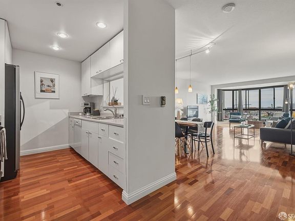 4th image of 300 3rd St APT 1211