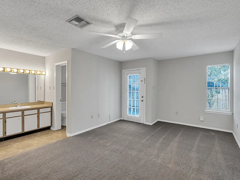 Seasons Apartments — Photo 45