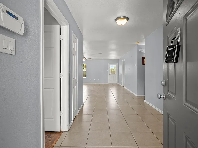 1631 Quail Run — Photo 5