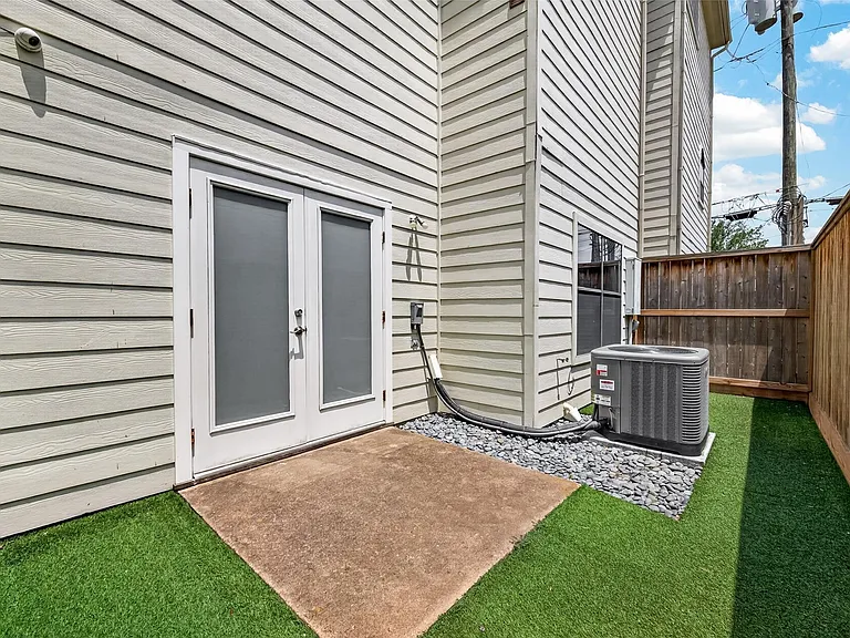 733 W 22nd St #D — Photo 34