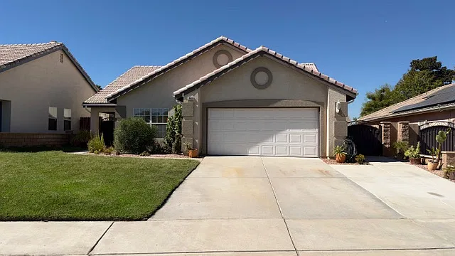 4 bed, 2045 sqft, $3,200 — Photo 2