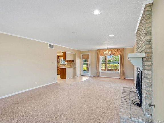 5th image of 2119 Pin Oak Ln