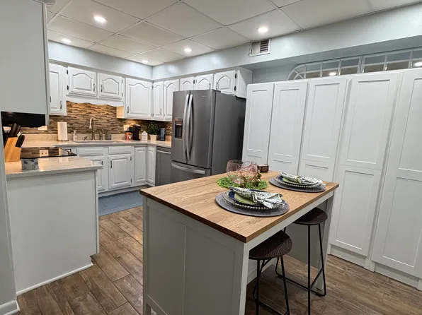 920 Camellia Dr APT 5, Munster, IN 46321