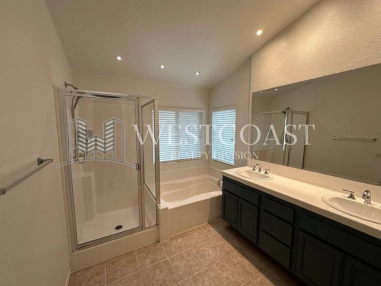 820 Silver Dr — Photo 8
