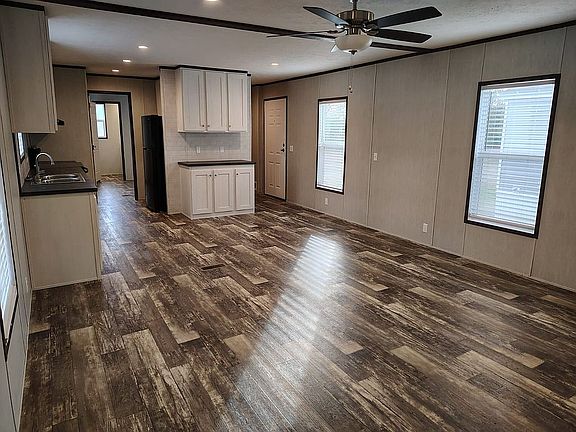 3rd image of 624 Taylor Dr