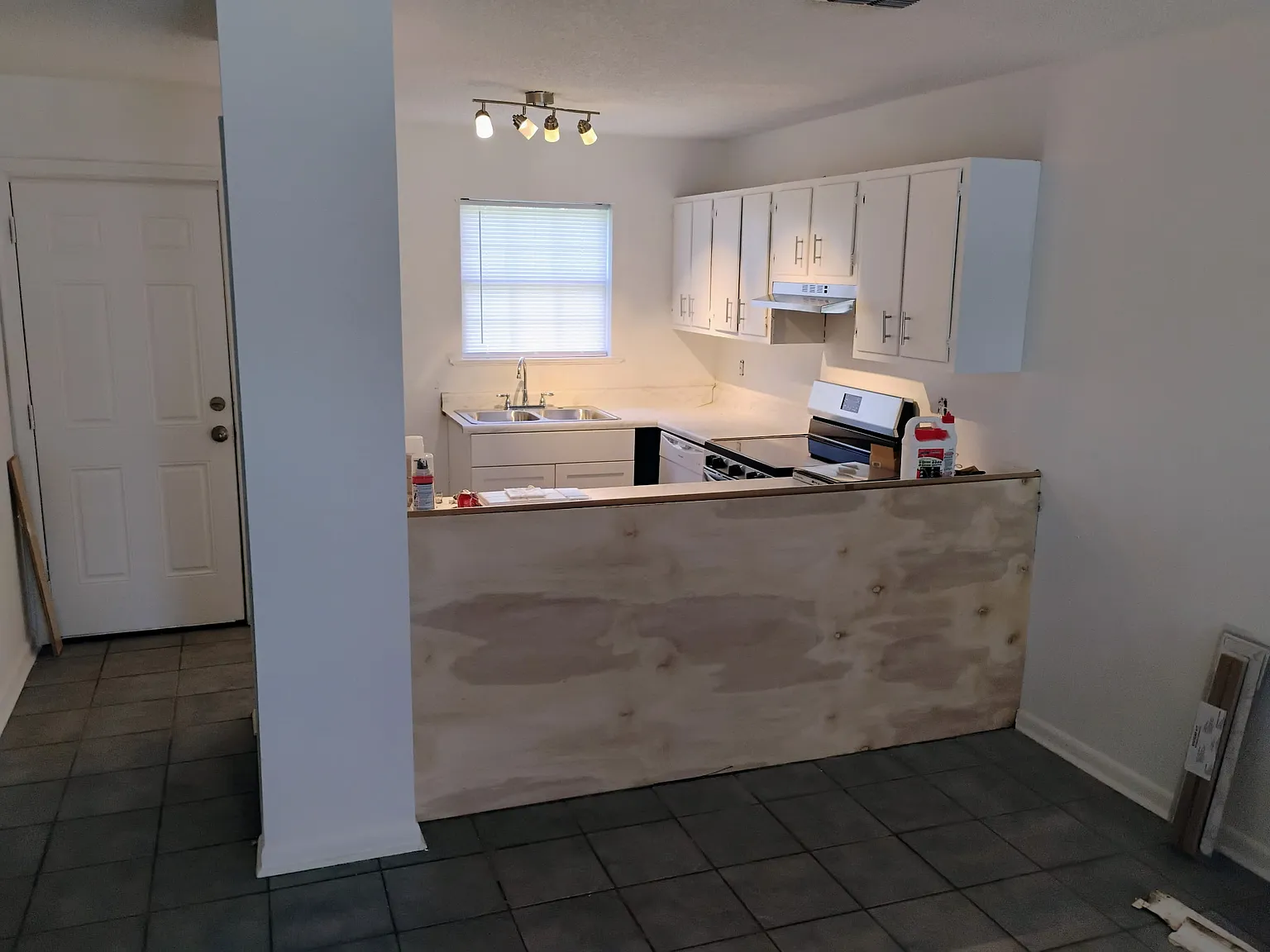 2 bed, 1.5 bath, 900 sqft, $1,275 — Photo 2