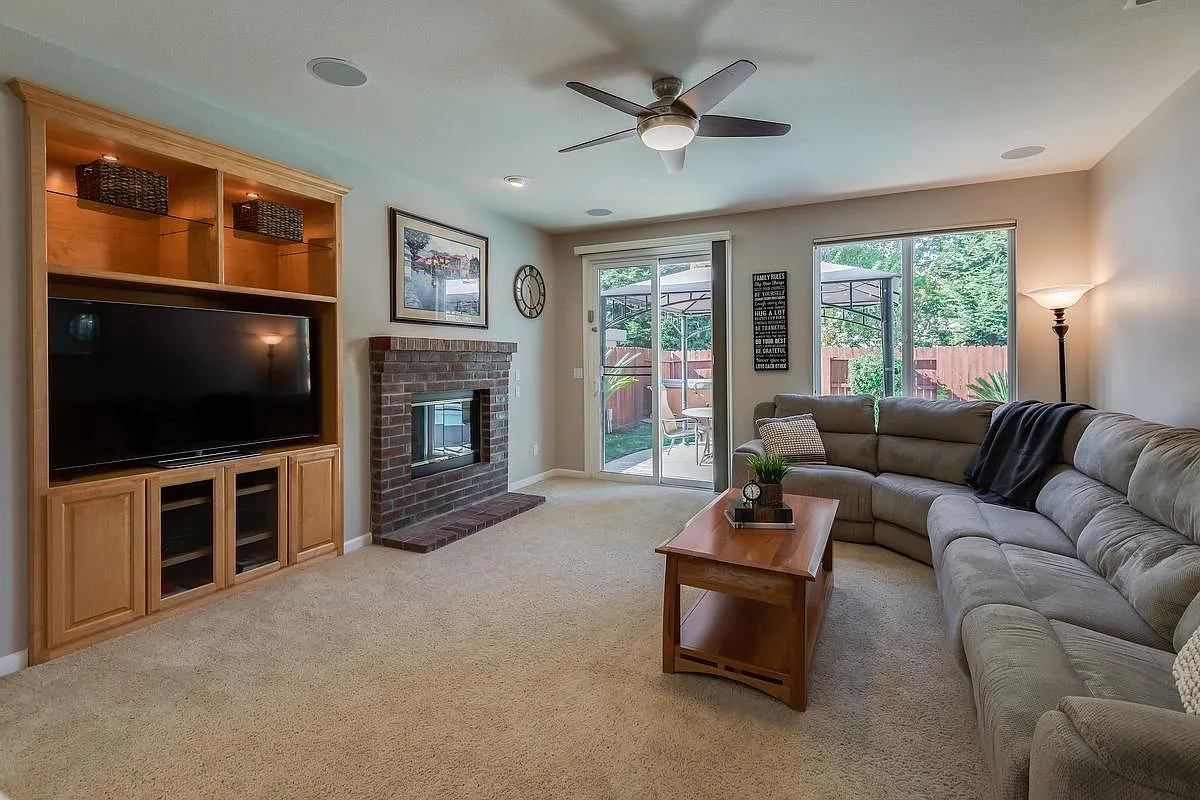 604 Tomies Oakwood Pl photo 1