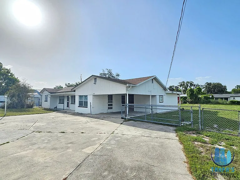 2302 Burns St — Photo 3
