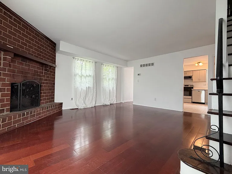 422 Village Ln — Photo 9