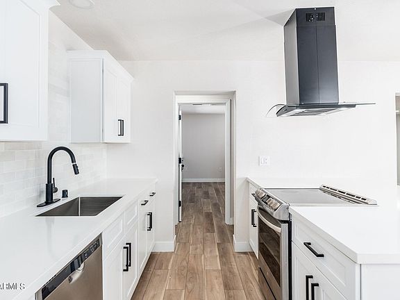 5th image of 806 E 10TH Drive