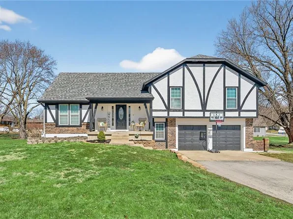 5660 Meadow Heights Dr, Shawnee, KS 66226