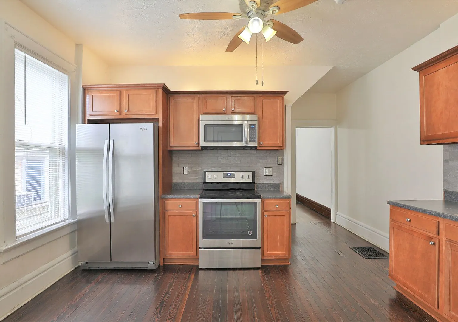 3 Bedroom , 2 Bath Newly Renovated Townhouse - Right off of High St - FREE Washer / Dryer and Off... — Photo 3