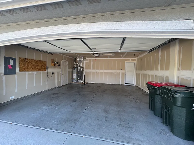 629 E Ionia Dr — Photo 4