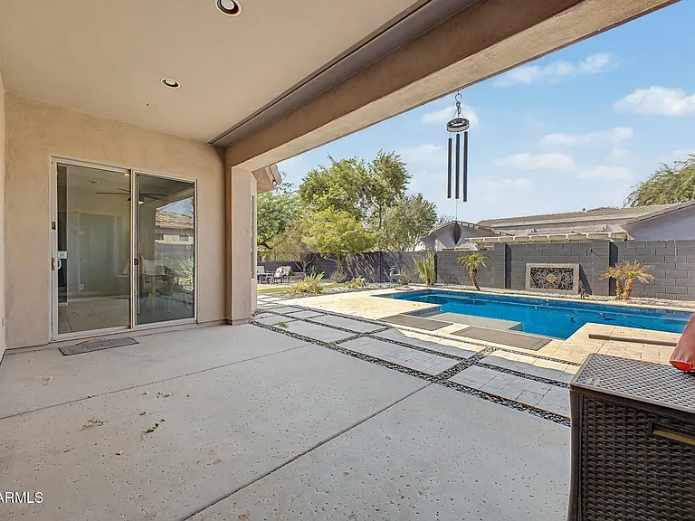 1902 E Desert Ln — Photo 35