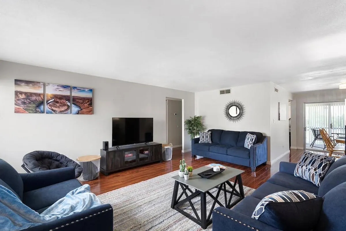 Building Photo - 4201 E Camelback Rd #12