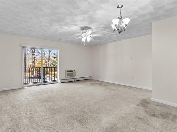 3rd image of 752 Quaker Ln APT 202C