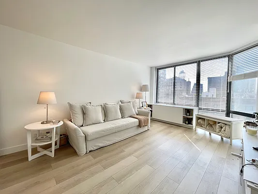 Rented by Avenues Real Estate | media 22