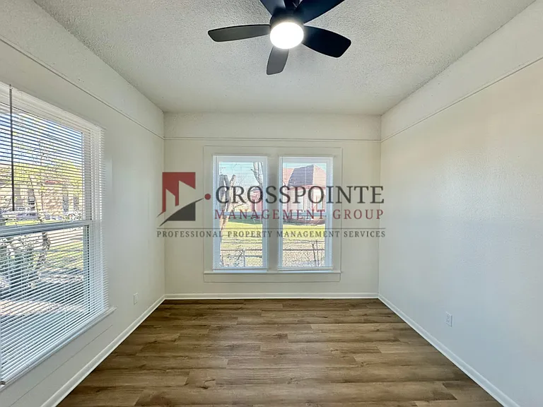 403 E Noble St — Photo 14