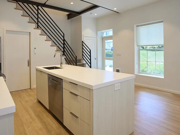 784 Farmington Ave — Photo 5