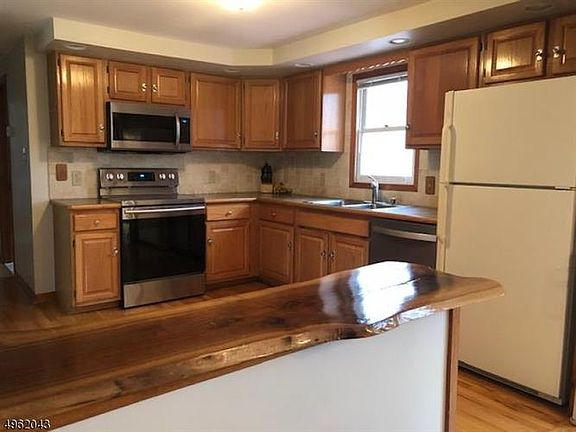 5th image of 27 Birch Dr E
