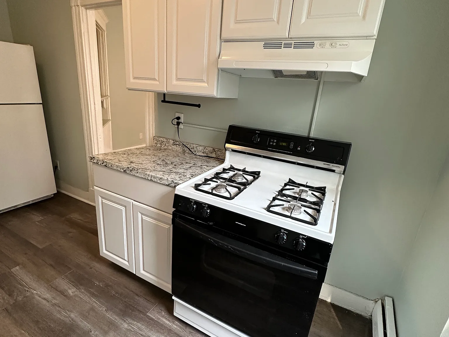 2 bed, 1000 sqft, $1,249 — Photo 2