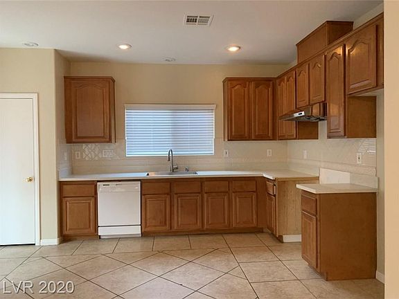 3rd image of 737 La Tosca St