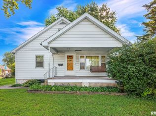 239 N Elmwood Rd, Farmington, IL 61531
