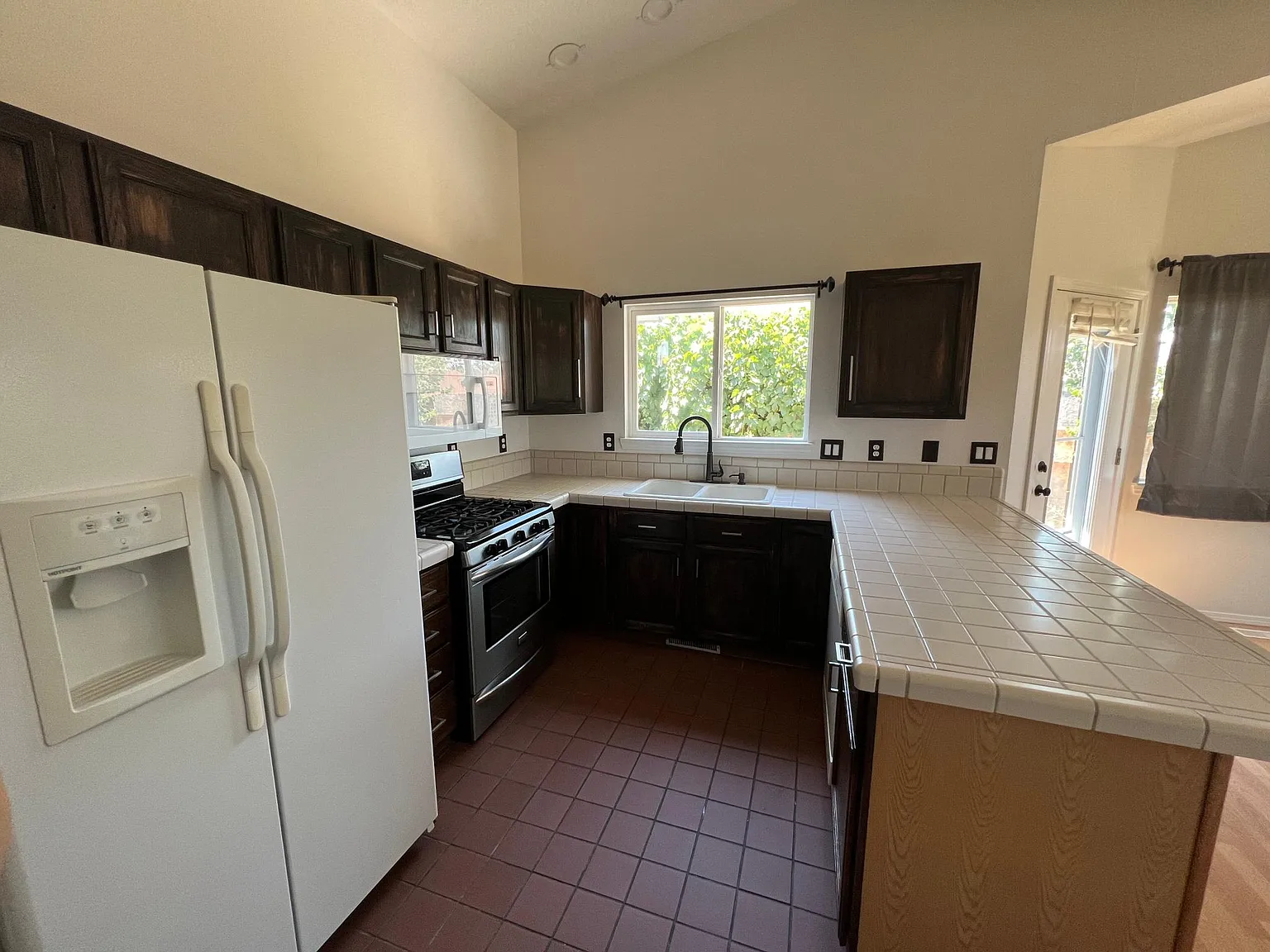 74 W Davenport Dr — Photo 2