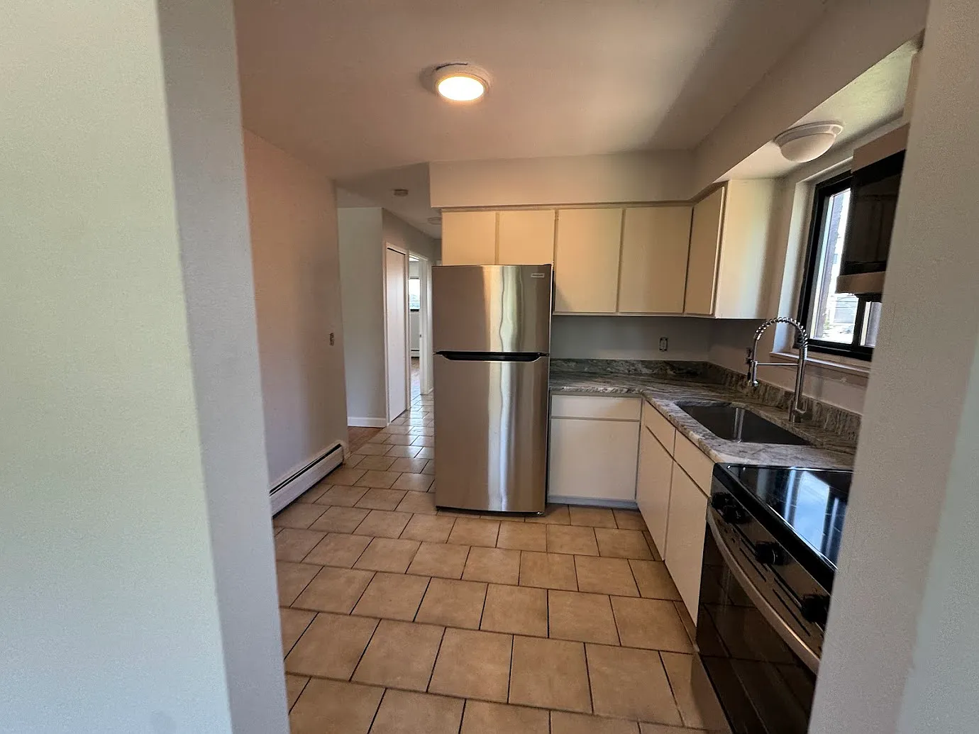 2 bed, 850 sqft, $1,299 — Photo 2