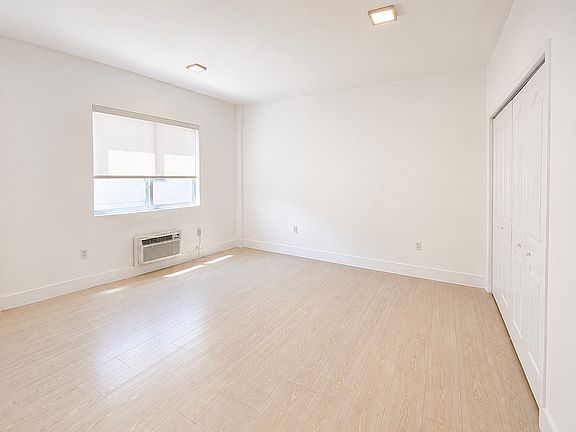 4th image of 6918 Bay Dr #14