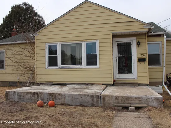 704 Edgebrook Dr, Moosic, PA 18507
