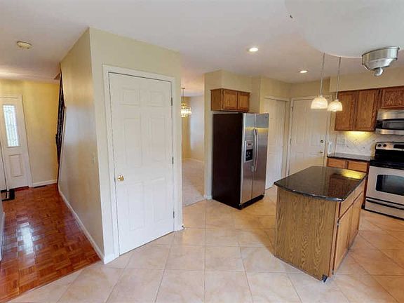 4th image of 402 Sandalwood Dr