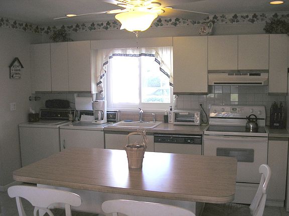 4th image of 30 College Hills Dr