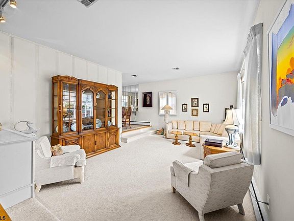4th image of 409 N Clermont Ave