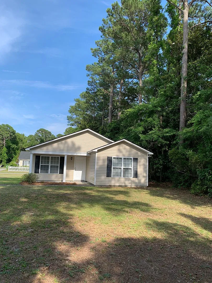 Three Bedroom, Two Bath House on Masonboro Loop — Photo 2