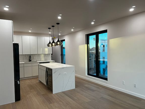3rd image of 356 21st St #4