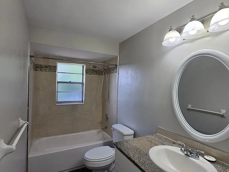 702 SE 47th St #4 — Photo 18