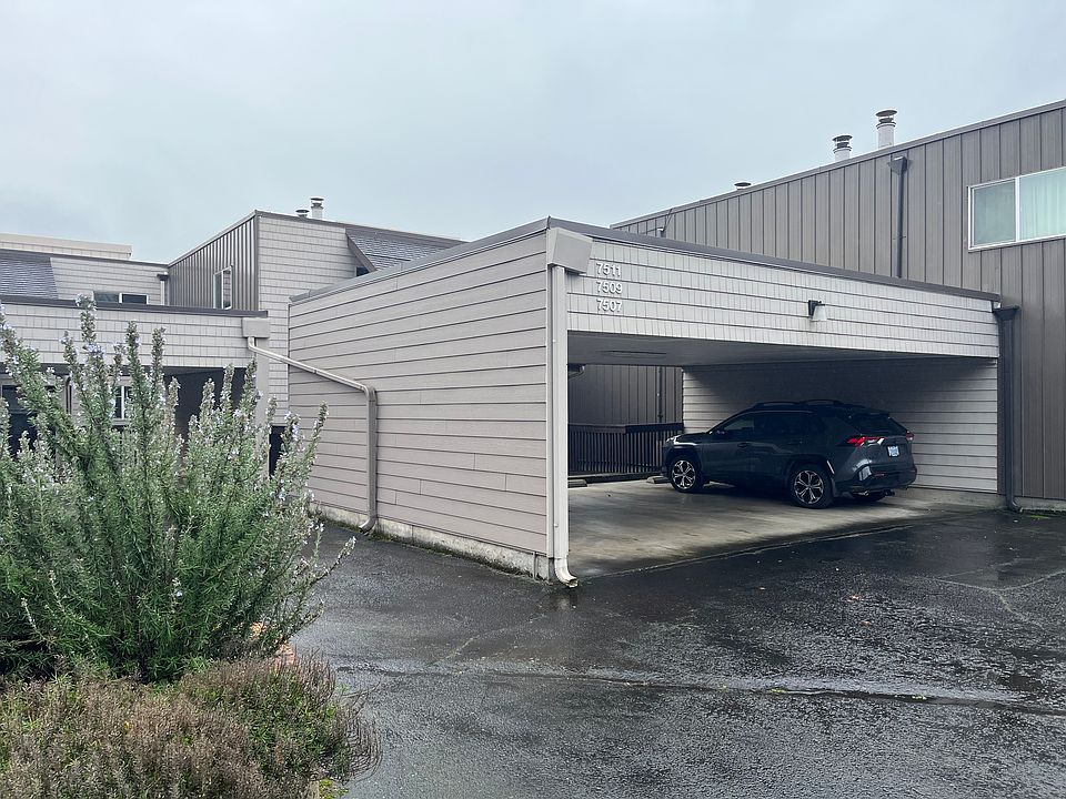 Carport with 1 reserved space per unit. Additional (free) parking available on site.