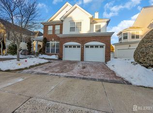 13 Heather Ct, Plainsboro, NJ 08536
