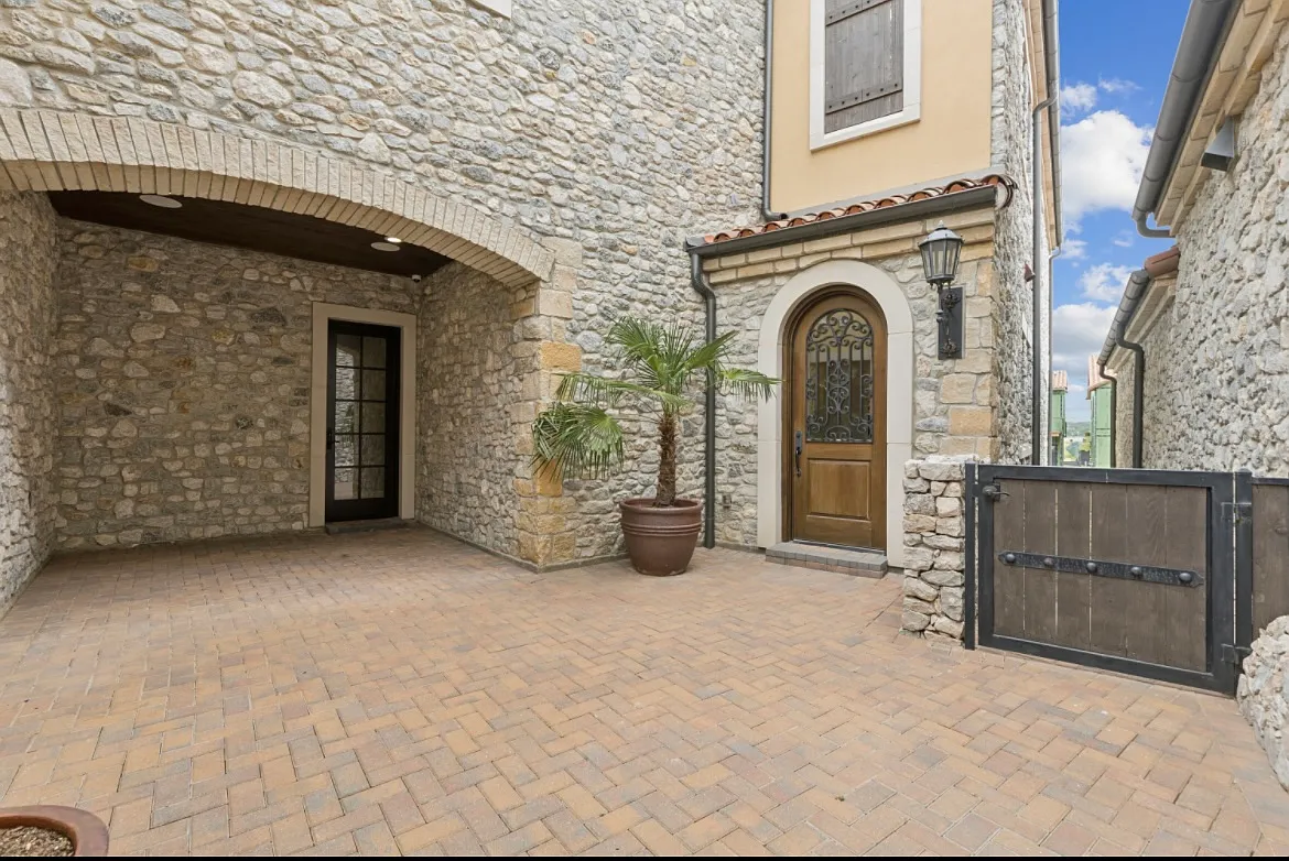 5 bed, 4399 sqft, $14,000 — Photo 2