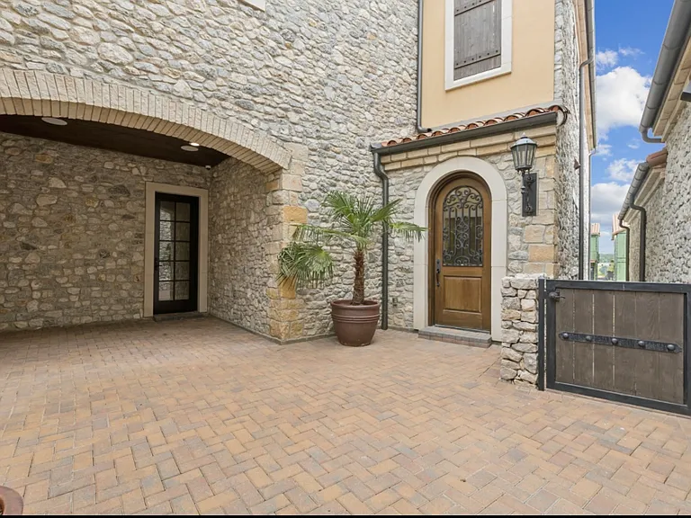 8 Comillas Dr — Photo 2