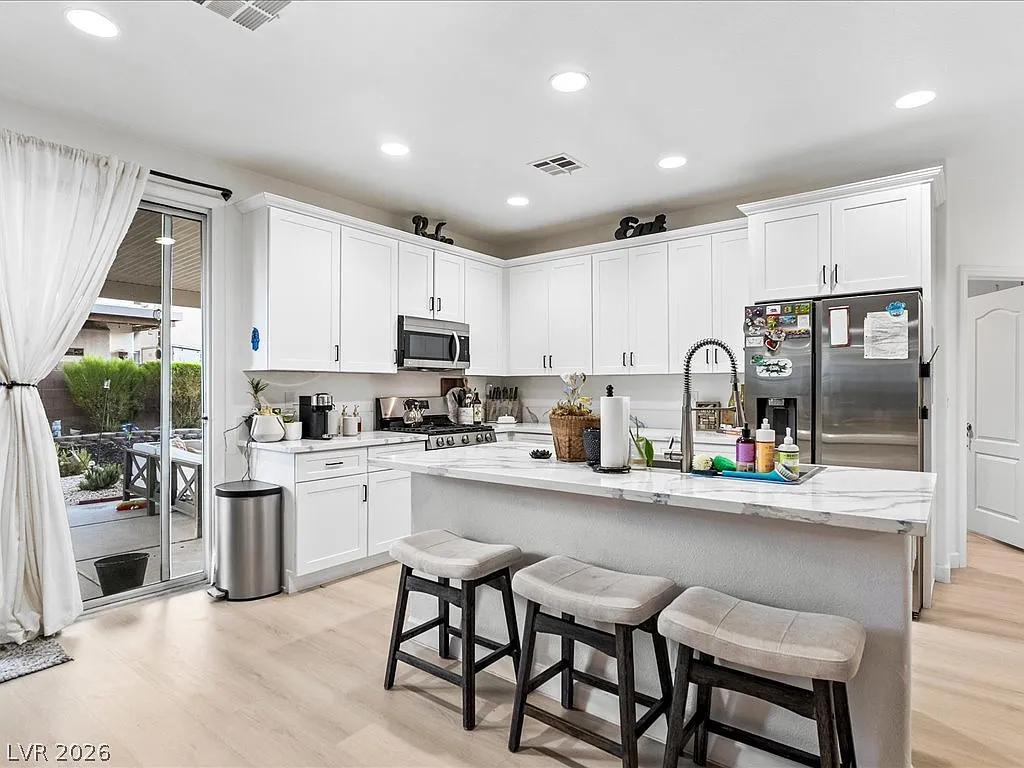 4 bed, 3.0 bath, 2921 sqft, $2,600 — Photo 4