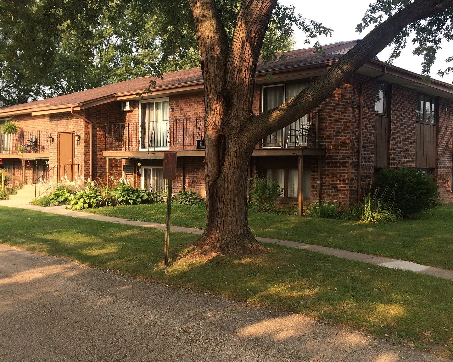 Immaculate Updated 2 Bedroom with 1 Bath — Photo 2