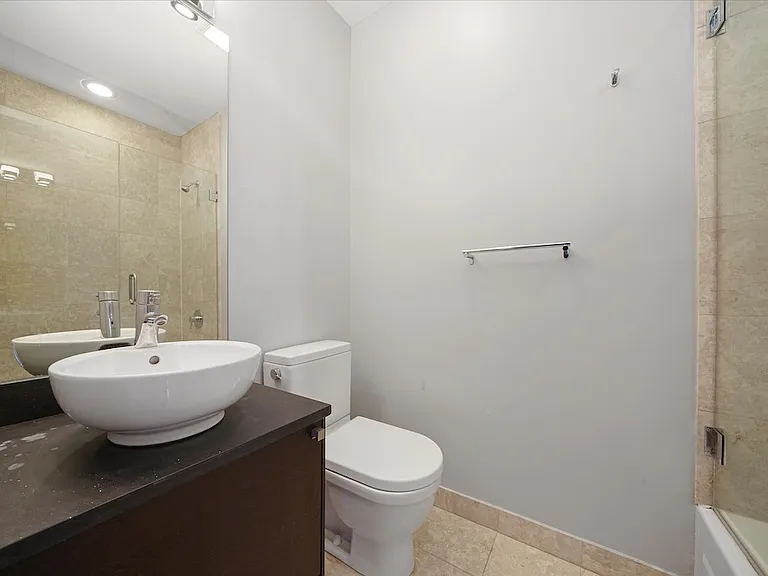 1541 N Bosworth St #4 — Photo 17