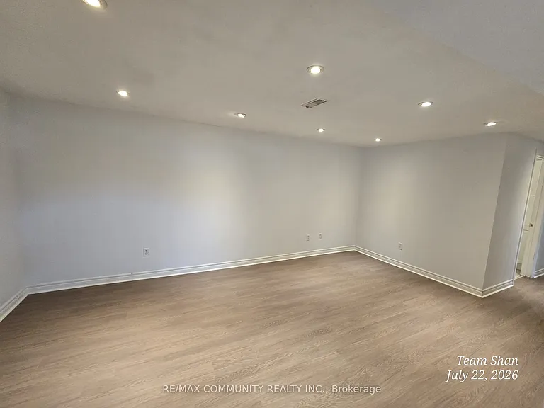 166 Saint Lawrence Dr #BASEMENT — Photo 6