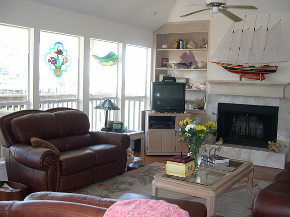 3rd image of 4011 Island Ct